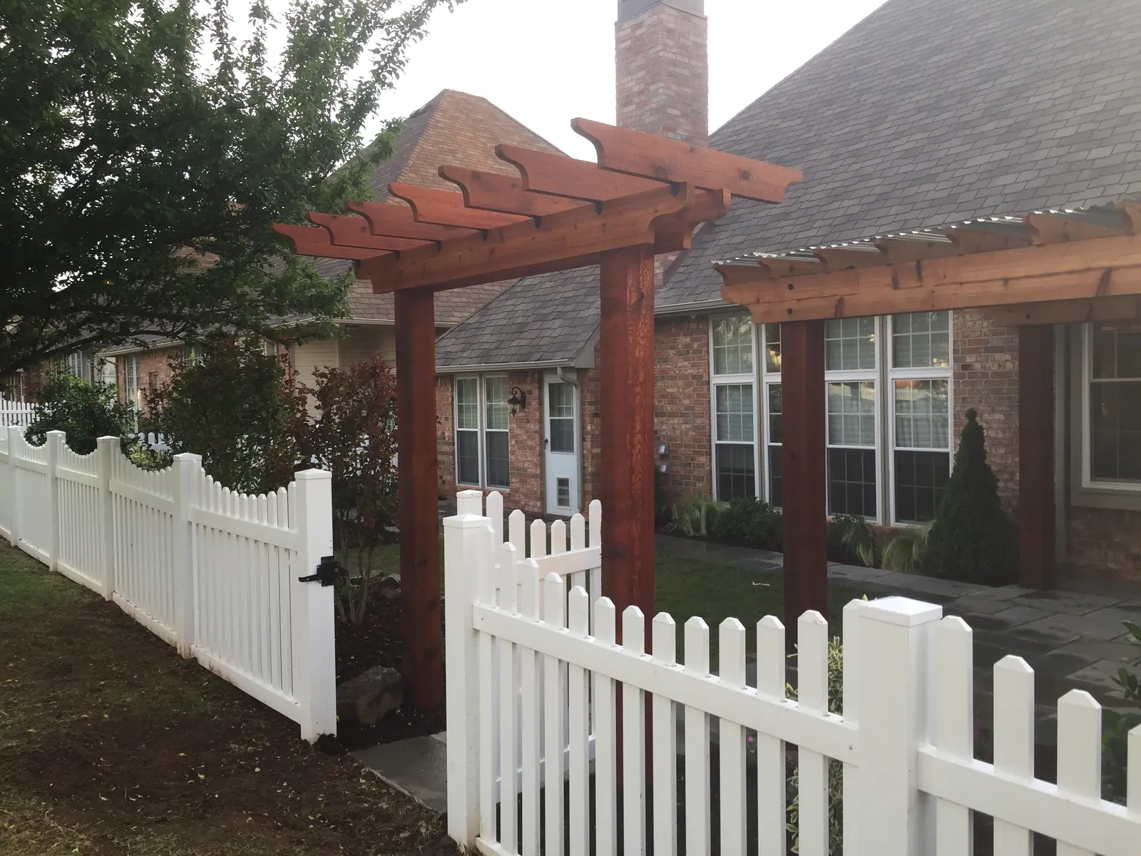 Backyard lawn, beds and pergola by Giant Landscape