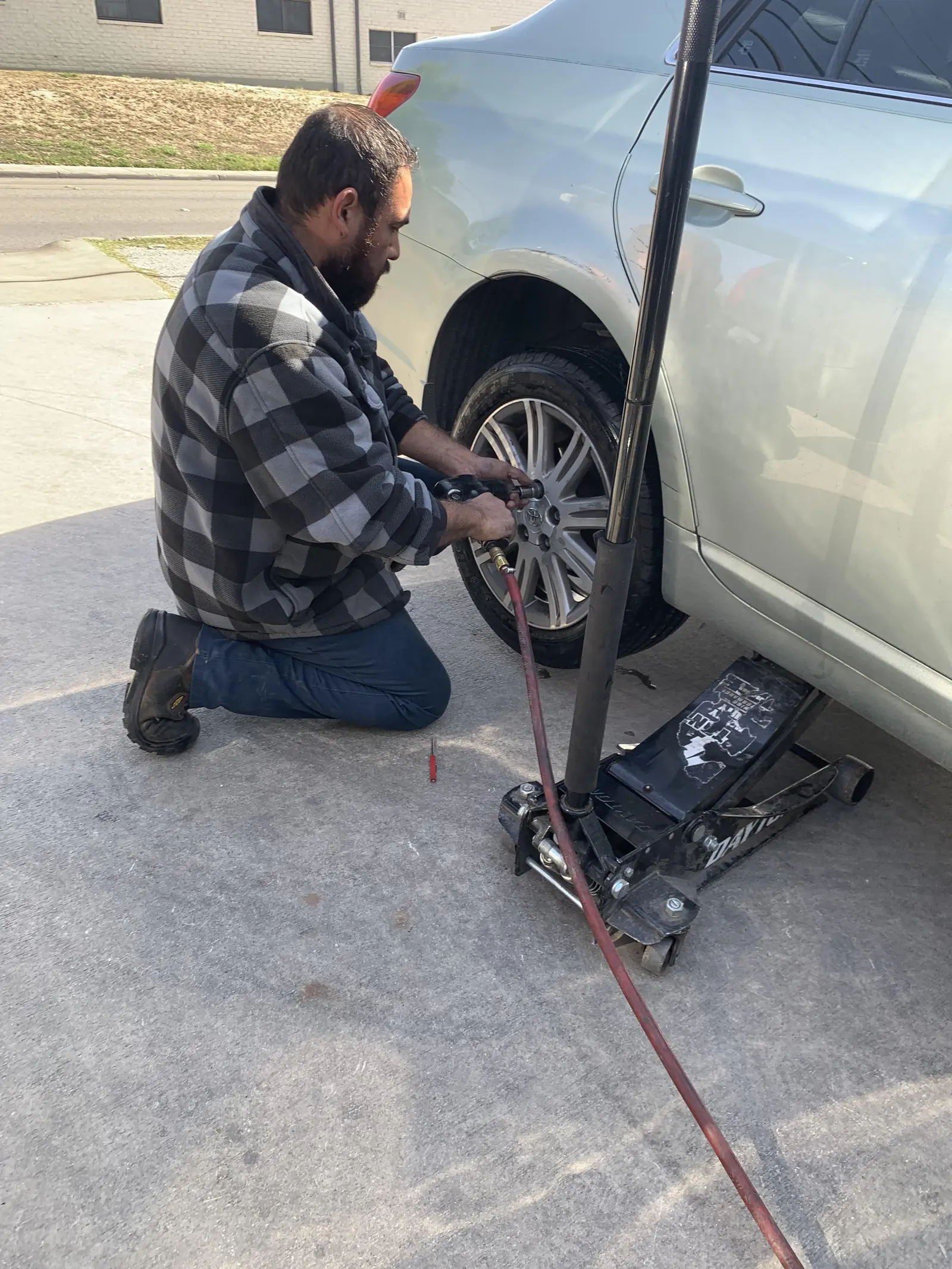 4G's technician changing a tire